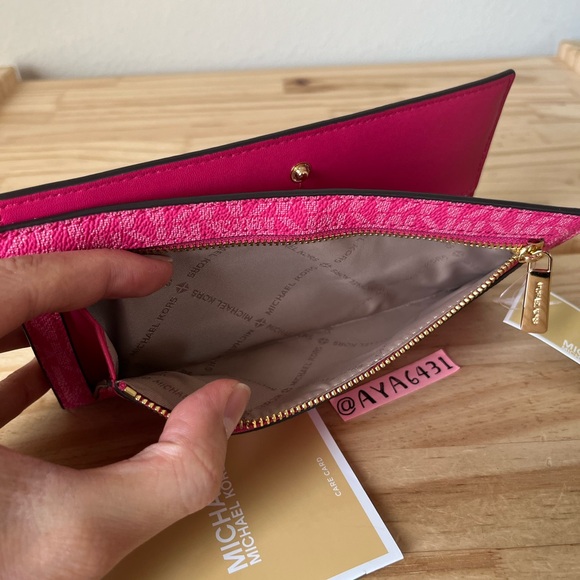 Michael Kors Wallet🎈🎈 - Picture 6 of 7